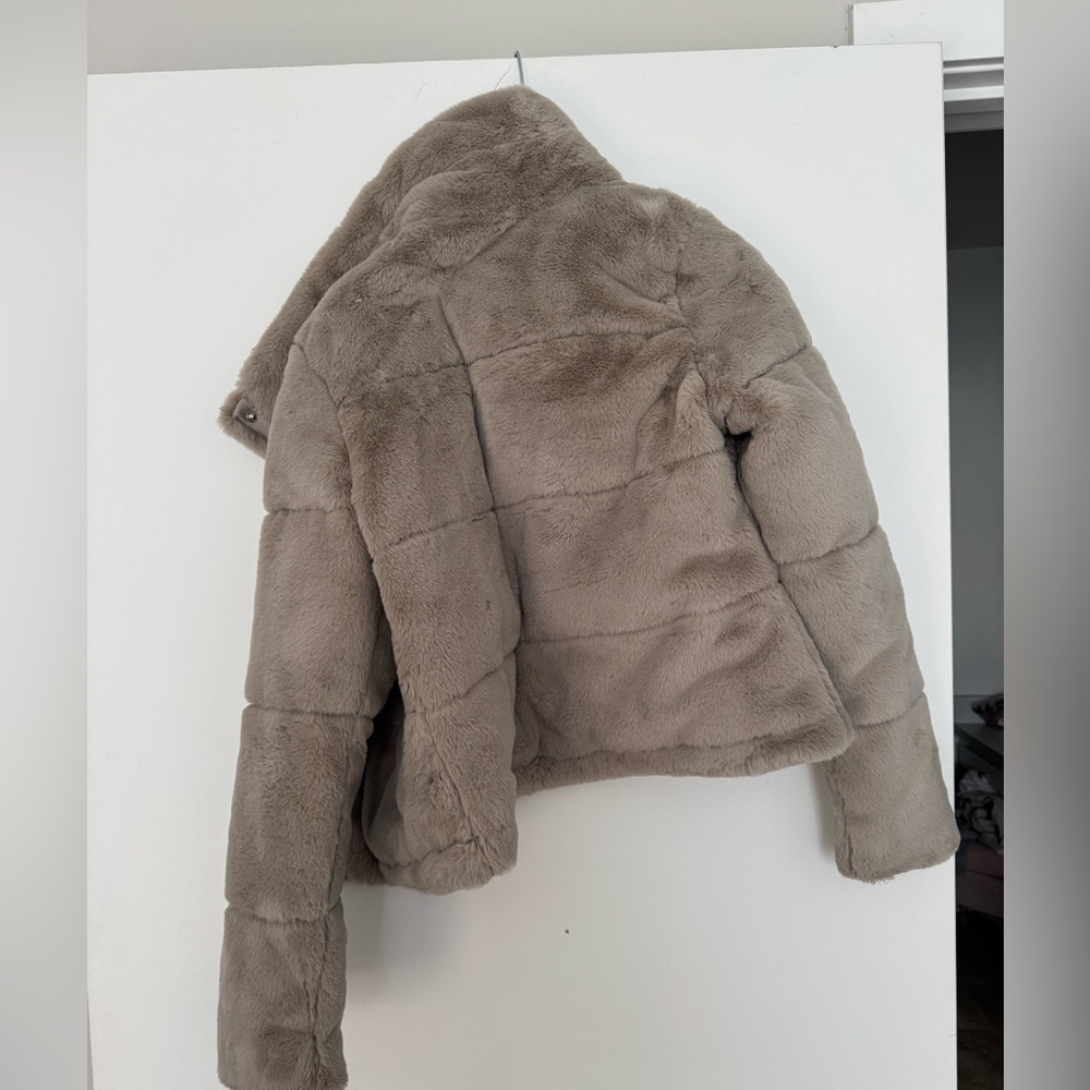 Abercrombie & fitch gray faux fur mini puffer cropped jacket size XS - Picture 3 of 3